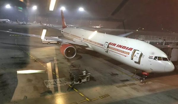 कनाडा के वैंकूवर में एयर इंडिया के पायलट को हिरासत ने लिया गया, वजह जानकर हैरान रह जाएंगे आप!