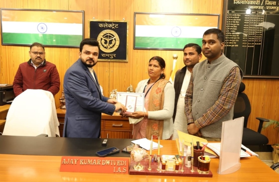 SIR अभियान में उत्कृष्ट प्रदर्शन-जिलाधिकारी ने उत्कृष्ट बीएलओ को किया सम्मानित