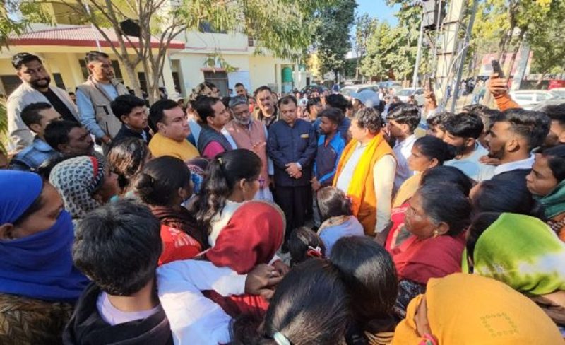 खटीमा में दो पक्षों में खूनी संघर्ष: चाकू से एक की मौत, दो घायल; परिजनों ने कोतवाली का किया घेराव और लगाया जाम